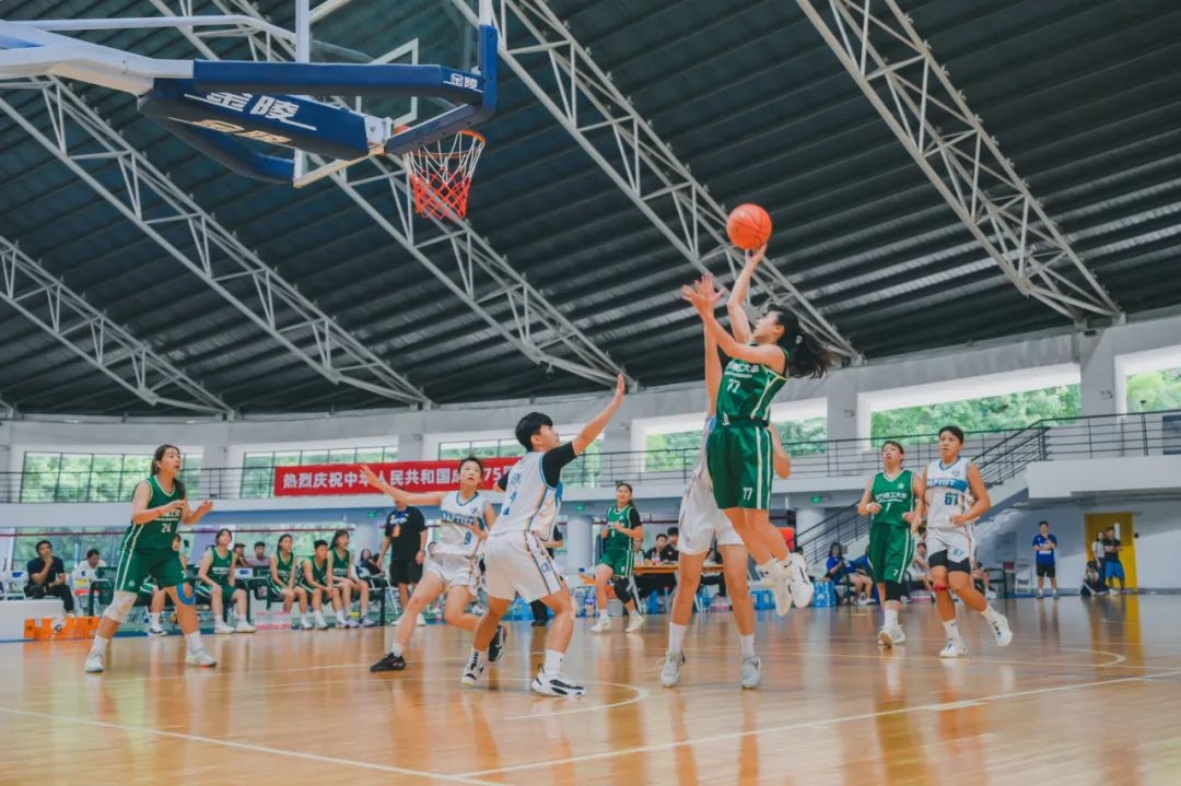 Friendly sports match between Canadian and Mingde students